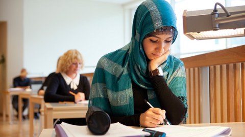 Deputat Azərbaycandakı bəzi universitetləri bağlamağa çağırdı