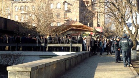 Zibil daşıyanlar Serj Sərkisyanın rezidensiyası qarşısında aksiya keçirir
