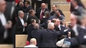 Parlamentdə əlbəyaxa dava - VİDEO