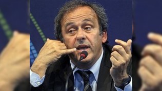 Platini israr edir: futbolçulara ağ kart da göstərilsin!