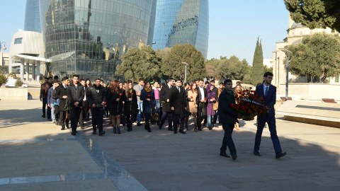 “Türkdilli Gənclər” Şəhidlər Xiyabanını ziyarət edib