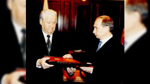 Yeltsin 15 il əvvəl, bu gecə hakimiyəti Putinə verib 
