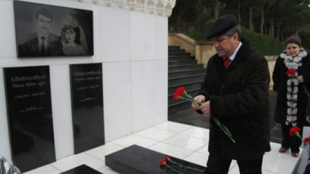 Həbsdən çıxan baş redaktor Heydər Əliyevin məzarını ziyarət edib – FOTOLAR 