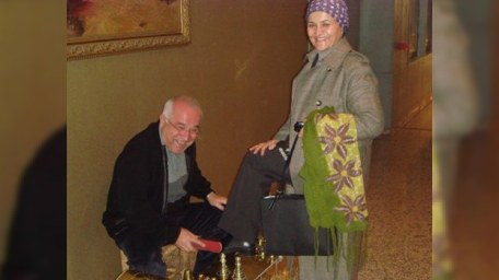 Parlamentin sədri arvadının ayaqqabılarını təmizlədi - FOTO