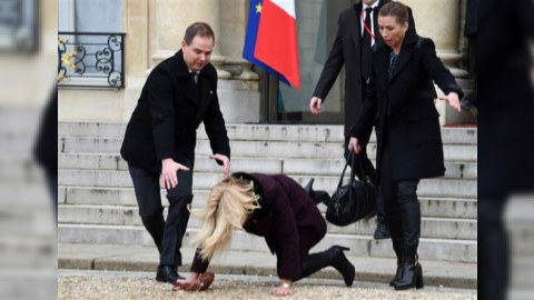 Paris yürüşünə qatılan baş nazir yıxıldı - FOTOLAR