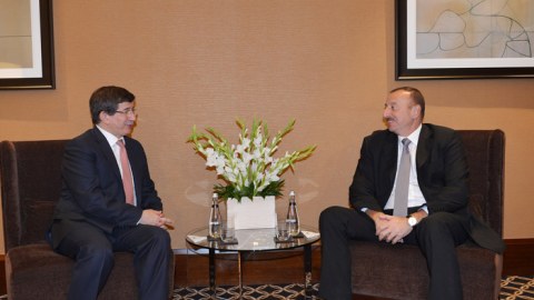 İlham Əliyev Əhməd Davudoğlu ilə görüşüb