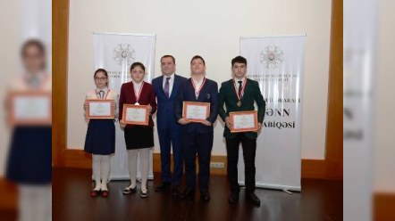 Nazir müavini şagirdlərə diplom və medallar təqdim etdi