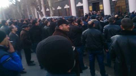 Ermənistanda rus əsgərinin edam olunması tələbilə mitinqlər keçirilir