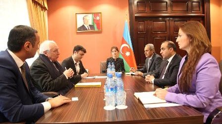 Azay Quliyev Azərbaycan haqqında kitab yazan fransalı yazıçı ilə görüşüb 