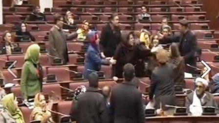 Qadınlar parlamentdə dava saldılar - VİDEO