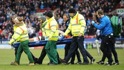 Futbolçunu xəstəxanaya meydançaya enən helikopter apardı
