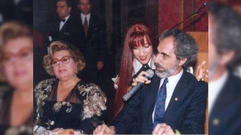 Bir şəklin tarixçəsi: Türk müğənninin hiyləsi, Turqut Özalın təkidi, Elçibəyin ifası...