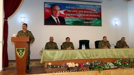 Zakir Həsənov irimiqyaslı təlimlərlə bağlı müşavirə keçirdi 