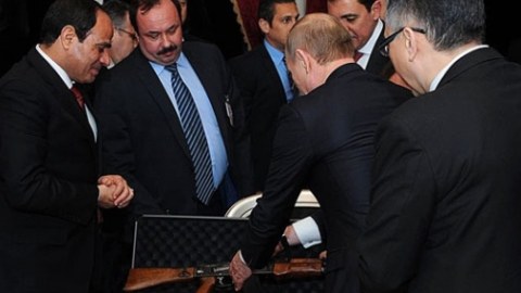 Putin Misir prezidentinə “Kalaşnikov” hədiyyə etdi - FOTO