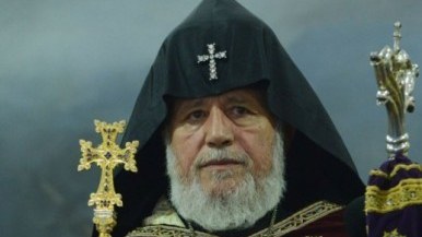 II Qaregin kortejlə gəzir