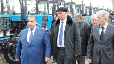 “Aqrolizinq” fermerlərə traktor paylayır - FOTOLAR