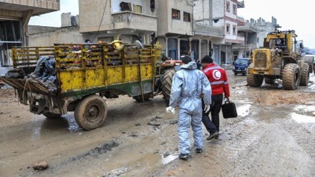 İŞİD terrorçularının cəsədləri traktorla daşınır - FOTOLAR