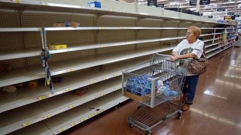 Bahalaşma sürətlənir, bəzi mağazalar qapıları bağlayıb - Nazirliyin xəbərdarlığına əhəmiyyət verilmir