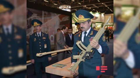 Azərbaycan generalları silah sərgisində - FOTOLAR