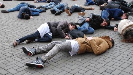 ATU tələbələri Xocalı faciəsinə aid flaşmob keçiriblər