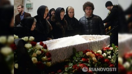 Nemtsovun anası oğlu ilə vida mərasimində - FOTOLAR