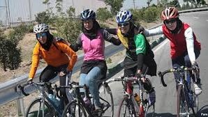 Qadınlar velosiped sürəcək 