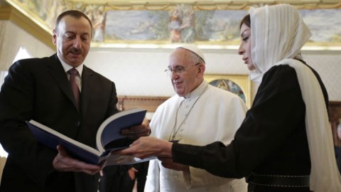Prezident İlham Əliyev Roma Papası ilə görüşüb - FOTO
