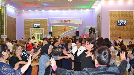 İcra başçısı qadınları təbrik edib