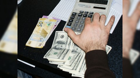 “Azərbaycanda bankların dollarla kredit verməsi valyuta prinsiplərinə ziddir”
