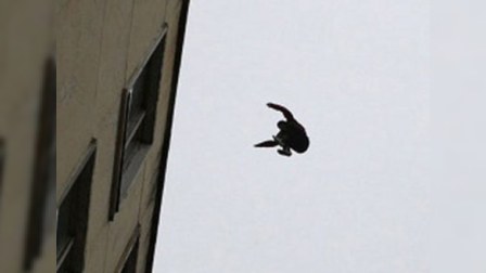 Bakıda kişi özünü 9-cu mərtəbədən atdı