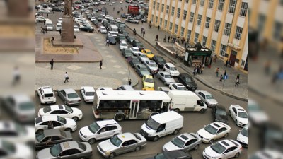İnsanlar rayonlara qayıdır, Bakı tıxacdan qurtulur 