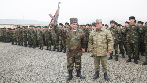 Əhəd Abıyev rinqə çıxdı, avtomat götürdü - FOTOLAR