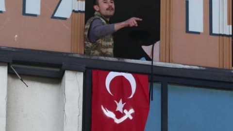 Hakim partiyanın binasına silahlı basqın 