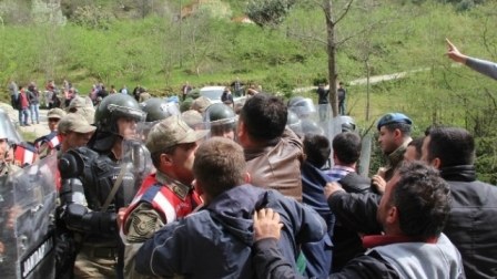 Türkiyədə prokurorun qatilinin cənazəsinin gətirildiyi ev daşlandı - FOTOLAR