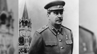 Moskvada Stalinin fotosu olan plakat yerləşdirilib
