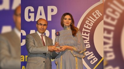 Qənirə Paşayevaya Türkiyədə ilin ən uğurlu millət vəkili mükafatı verildi