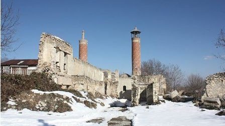 İçkili erməni jurnalist Şuşa məscidinin minarəsinə çıxdı - FOTOLAR