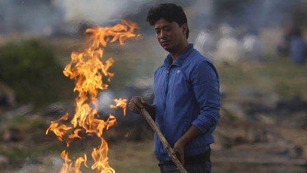 Nepalda meyitləri yandırmağa başladılar - FOTOLAR