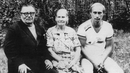 Putin valideynləri haqda yazdı: “Atam NKVD-nin diversantı idi”       