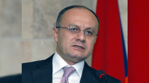Ermənistanın müdafiə naziri var-dövlətini gizlədir