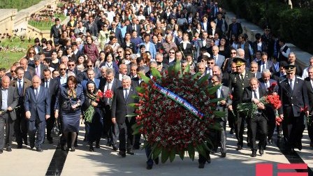 Şuşanın işğal günü ilə əlaqədar Şəhidlər Xiyabanı ziyarət olunub - FOTOLAR