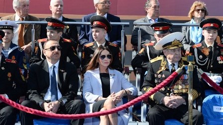 İlham Əliyev və xanımı Moskvadakı paradda - FOTOLAR