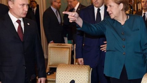 Merkel Putinlə görüşdü, Kremli tənqid etdi
