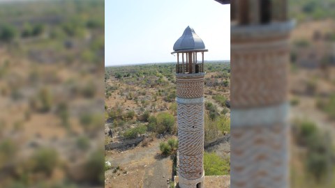 Erməni jurnalist Ağdam məscidinin minarəsinə qalxıb - FOTOLAR