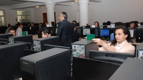 Əhliman Əmiraslanov imtahanların gedişi ilə maraqlanıb – FOTO