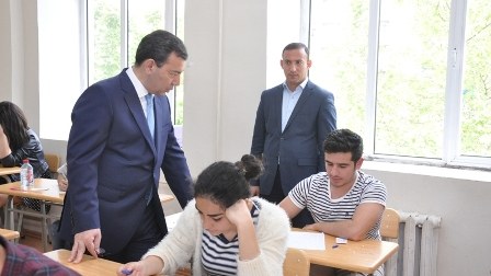 Rektor imtahanların gedişini izlədi