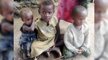Sudan zəhərlənən 28 uşaq öldü 