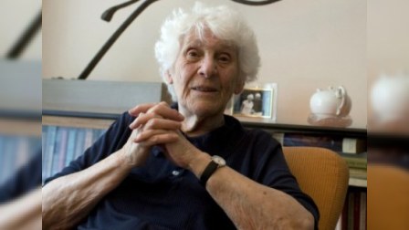 102 yaşlı qadın doktorluq dissertasiyası müdafiə edib