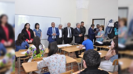 QHT nümayəndələri universitetdə imtahanların gedişini izlədilər