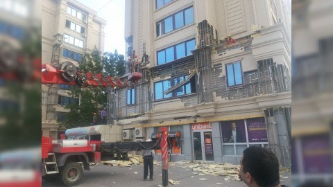 Bakıda binalardan yanğına həssas olan üzlükləri sökməyə başladılar - FOTOLAR